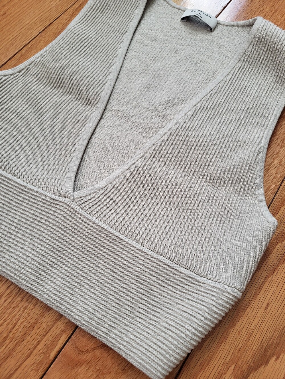 Babaton Ribbed Deep V Crop Top - Picture 4 of 4